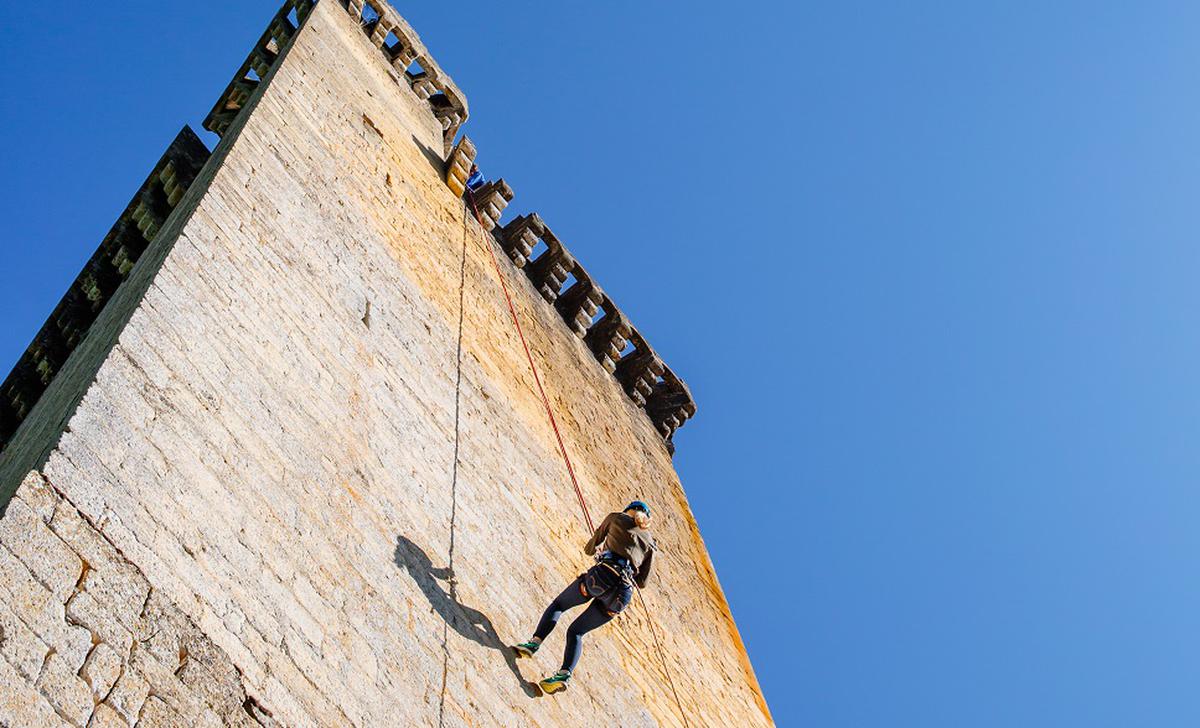, Tourisme en Dordogne : la tour d’un château du Moyen-Age se descend en rappel