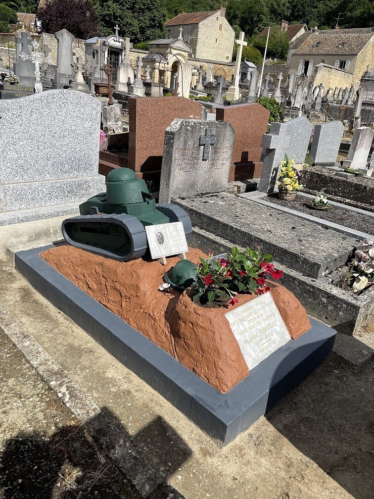 Dans le cimetière de Montfort l'Amaury (Yvelines), la tombe atypique d'Albert Marteau, Sa tombe atypique, surmontée d'un char de combat et d'un casque de tankiste, a été rénové par les adhérents de l'association Histoire et Passions.