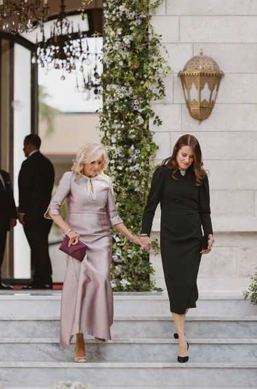 La première dame des Etats-Unis Jill Biden, accompagnée de sa fille Ashley le 1er juin 2023 au mariage du prince Hussein de Jordanie.
