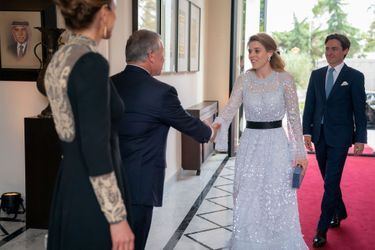 Le roi Abdallah II de Jordanie et la reine Rania de Jordanie accueillent Edoardo Mapelli Mozzi et la princesse Béatrice d'York le jour du mariage royal du prince héritier de Jordanie Hussein et de Rajwa Al Saif, à Amman, en Jordanie, le 1er juin 2023.
