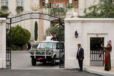 Les jeunes mariés quittent le Palais de Zahran à bord d'une voiture conçue en 1984 pour une visite officielle de la reine Elizabeth II et du duc d’Édimbourg en Jordanie.