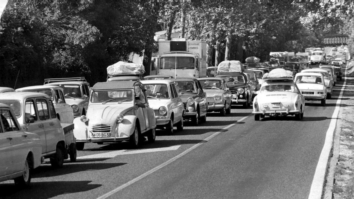 Le bouchon de Saint-André-de-Cubzac sur la RN 10 dans les années 1970.