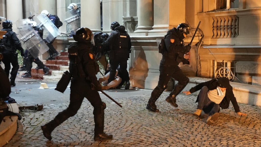 , Informations france: affrontements avec les forces de l’ordre devant la mairie de Belgrade