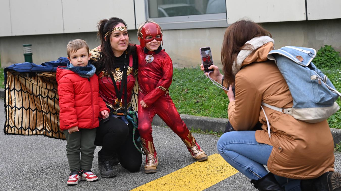 Après la descente, Wonder Woman et les autres super-héros se sont prêtés au jeu des photos
