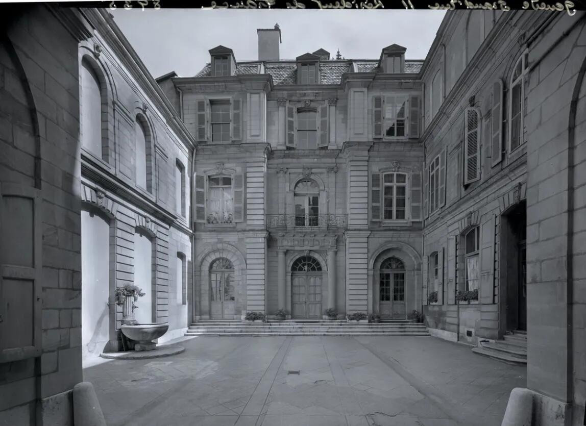 L’ancien hôtel du résident de France, puis du Musée, et enfin de la Société de Lecture, 11 Grand-Rue.