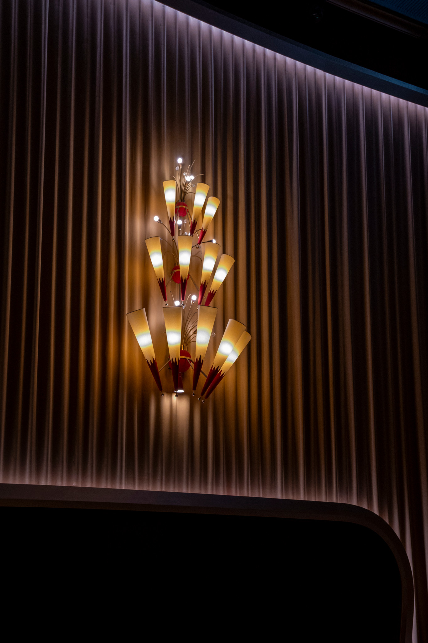 Les luminaires de la grande salle Freddy Buache et les fameuses tentures dorées. 