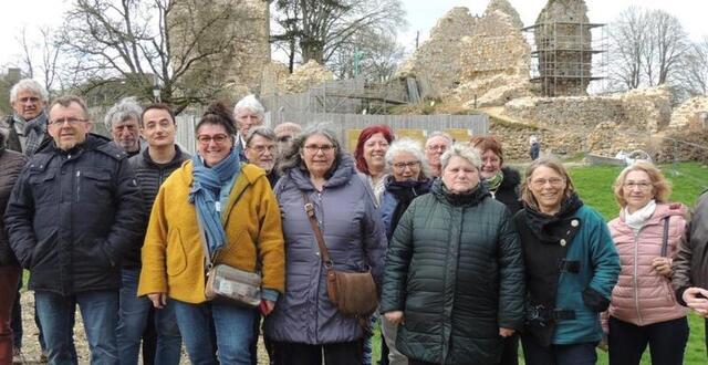 photo les membres de la fédération française des fêtes et spectacles historiques, devant les ruines du château, où se dérouleront les médiévales du grand staobin, les 6 et 7 juillet. 